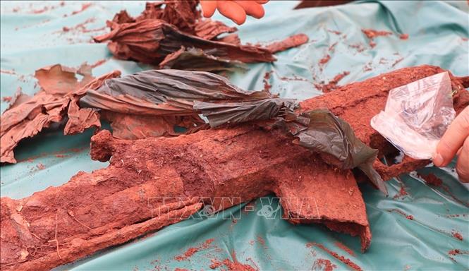 Khẩu súng được phát hiện tại khu vực tìm kiếm, quy tập hài cốt liệt sĩ ở xã Minh Đức. Ảnh: Đậu Tất Thành - TTXVN