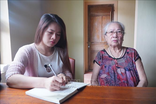Phóng viên TTXVN tìm hiểu câu chuyện về gia đình bà Dương Thị Bích Ngọc. Ảnh: Võ Dũng - TTXVN 