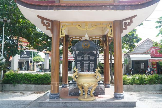 Bia tưởng niệm ghi danh các Mẹ Việt Nam anh hùng và Anh hùng liệt sĩ của làng Đồng Di, xã Phú Hồ. Ảnh: Mai Trang- TTXVN 