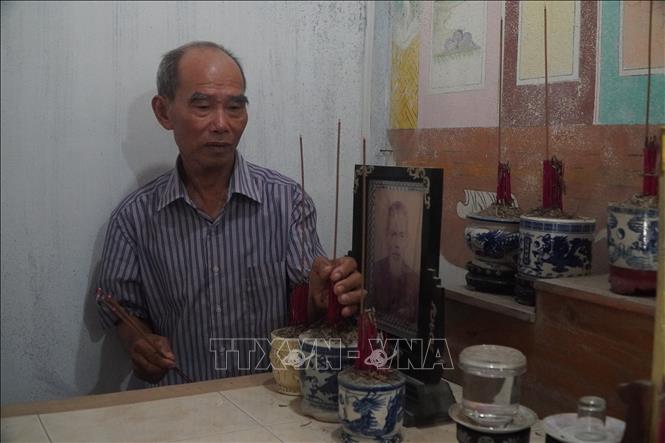 Hiện ông Dương Văn Xướng (78 tuổi, xã Phú Hồ) đang thờ phụng 5 liệt sĩ. Ảnh: Mai Trang- TTXVN 