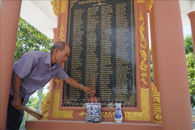 Những ngày tháng Bảy, người dân thường đến thắp hương tại các “địa chỉ đỏ” của vùng đất cách mạng Phú Hồ. Ảnh: Mai Trang- TTXVN 