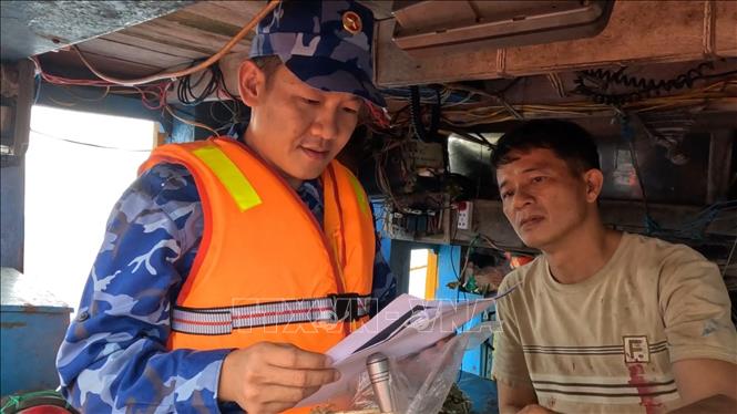 Tổ công tác Bộ Tư lệnh Vùng Cảnh sát biển 2 kiểm tra giấy phép khai thác, thiết bị giám sát hành trình và hướng dẫn ngư dân thực hiện đúng các quy định về chống khai thác IUU. Ảnh: Xuân Quý - TTXVN