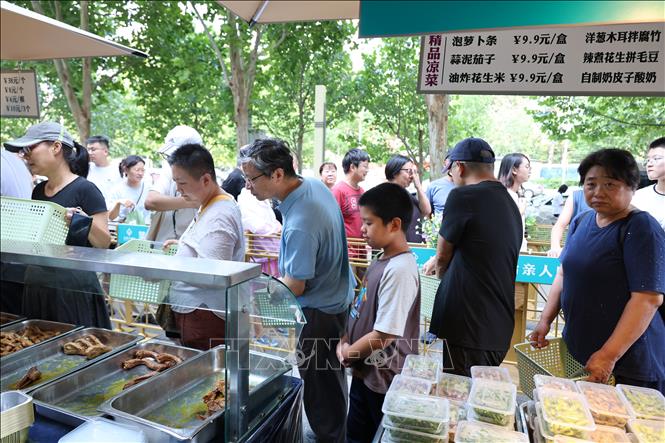 Đồ ăn khi được bán cho người dân đều phải đóng gói trong các hộp chuyên dụng. Ảnh: Quang Hưng - PV TTXVN tại Trung Quốc