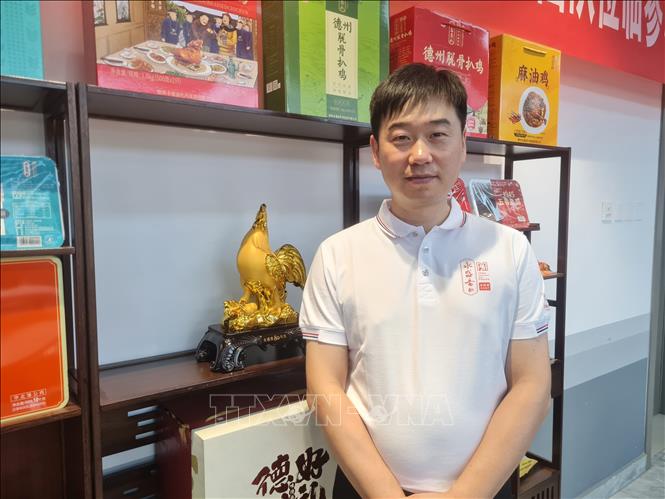 Ông Dương Kình Tùng, phụ trách thương mại của Tập đoàn Thực phẩm Yongshengzhai, nhận định sản phẩm kém chất lượng, chỉ dựa vào giá rẻ để cạnh tranh trên các nền tảng trực tuyến khó có thể duy trì lâu dài trên thị trường. Ảnh: Quang Hưng - PV TTXVN tại Trung Quốc