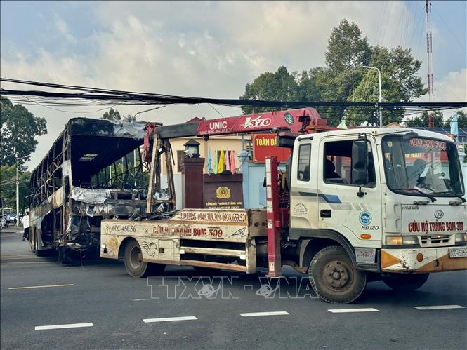 Chiếc xe khách bị cháy trơ khung được đưa về phục vụ công tác điều tra. Ảnh: Lê Xuân - TTXVN