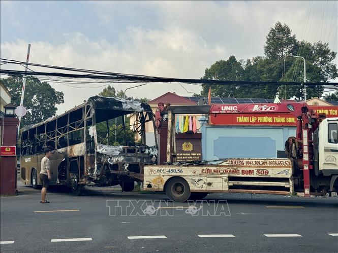 Chiếc xe khách bị cháy trơ khung được đưa về phục vụ công tác điều tra. Ảnh: Lê Xuân - TTXVN