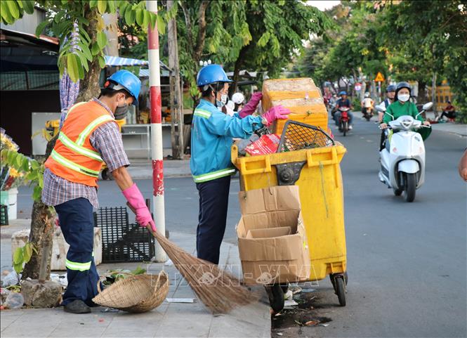 Công nhân thu gom rác khu vực phường Trà Vinh. Ảnh: Phúc Sơn – TTXVN