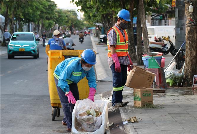 Công nhân thu gom rác khu vực phường Trà Vinh. Ảnh: Phúc Sơn – TTXVN