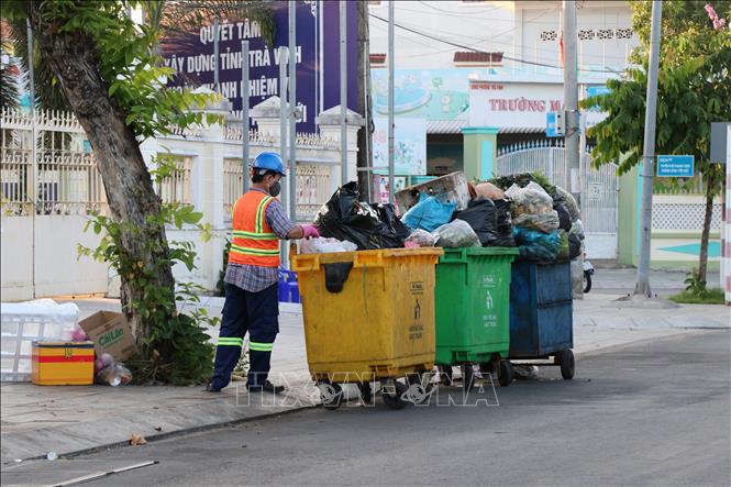 Công nhân thu gom rác khu vực phường Trà Vinh. Ảnh: Phúc Sơn – TTXVN