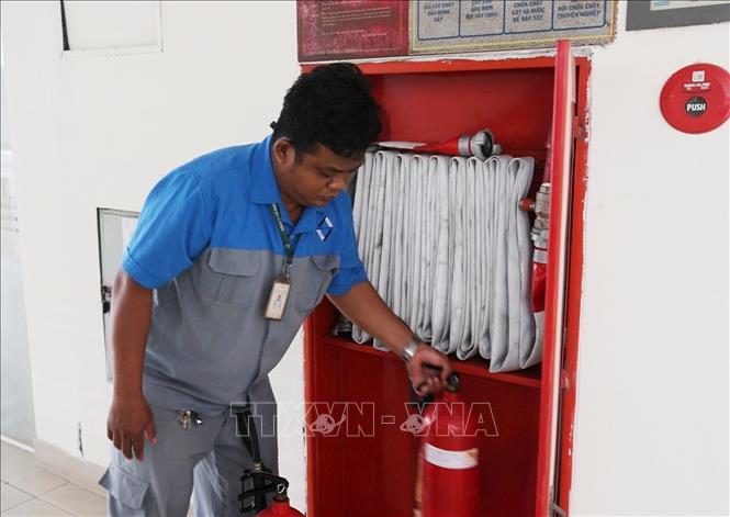 Ban quản lý chung cư 167 Nguyễn Phúc Nguyên kiểm tra phương tiện chữa cháy, bảo đảm hoạt động theo quy định. Ảnh: Hồng Đạt - TTXVN