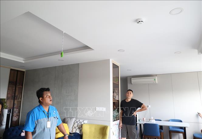 Kiểm tra hệ thống báo cháy tại căn hộ chung cư 167 Nguyễn Phúc Nguyên nhằm kịp thời phát hiện, xử lý nguy cơ mất an toàn. Ảnh: Hồng Đạt - TTXVN