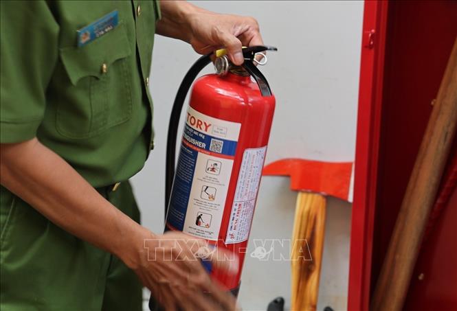 Bình chữa cháy tại điểm chữa cháy công cộng được kiểm tra, bảo đảm sẵn sàng sử dụng khi có sự cố. Ảnh: Hồng Đạt - TTXVN