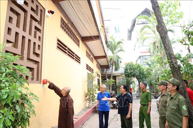 Người dân khu phố 18, phường Nhiêu Lộc, tham gia kiểm tra, vận hành hệ thống báo động của mô hình tổ liên gia an toàn phòng cháy, chữa cháy. Ảnh: Hồng Đạt - TTXVN