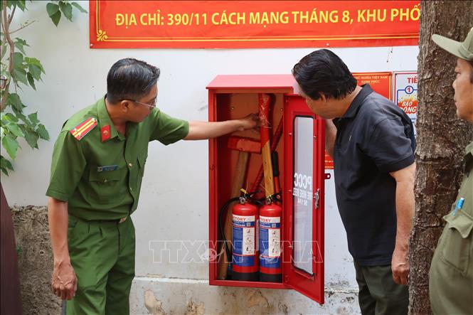 Lực lượng chức năng phường Nhiêu Lộc kiểm tra điểm chữa cháy công cộng được bố trí tại khu dân cư. Ảnh: Hồng Đạt - TTXVN