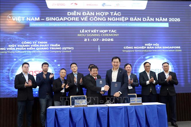 Công viên phần mềm Quang Trung (QTSC) và Hiệp hội Công nghiệp Bán dẫn Singapore (SSIA) hợp tác kết nối hệ sinh thái bán dẫn Việt Nam với mạng lưới doanh nghiệp bán dẫn của Singapore. Ảnh: Tiến Lực - TTXVN