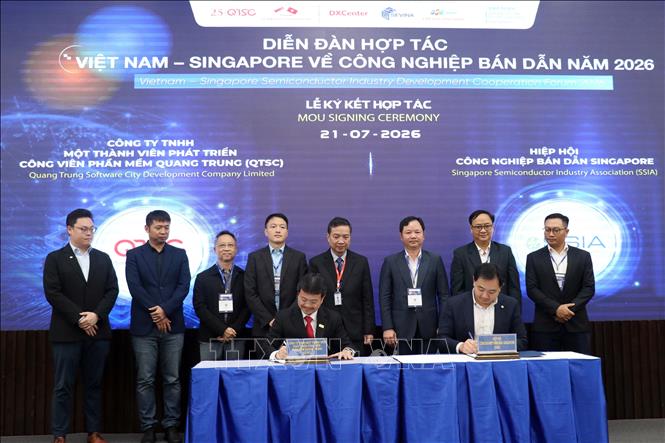 Đại diện Công viên phần mềm Quang Trung (QTSC) và Hiệp hội Công nghiệp Bán dẫn Singapore (SSIA) ký kết ghi nhớ hợp tác. Ảnh: Tiến Lực - TTXVN