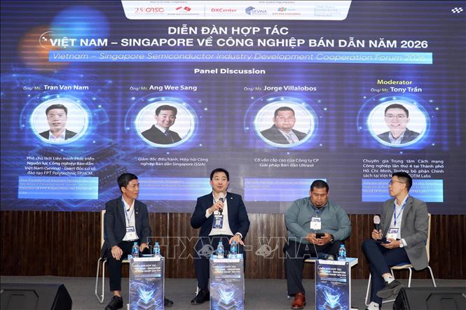 Chuyên gia thảo luận tại Diễn đàn hợp tác Việt Nam – Singapore về công nghiệp bán dẫn năm 2026. Ảnh: Tiến Lực - TTXVN