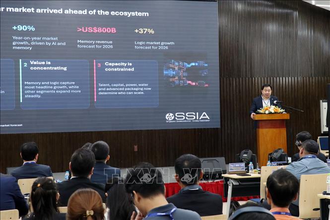 Ông Ang Wee Seng, Giám đốc điều hành Hiệp hội Công nghiệp bán dẫn Singapore, trình bày tham luận tại Diễn đàn. Ảnh: Tiến Lực - TTXVN