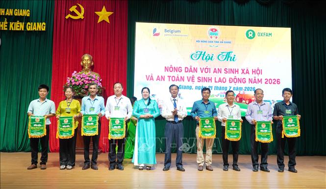 Ban Tổ chức trao cờ lưu niệm cho các đội dự thi. Ảnh: Văn Sĩ - TTXVN