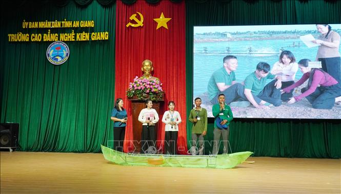 Tiết mục dự thi của Đội Hội Nông dân xã Đông Hưng. Ảnh: Văn Sĩ - TTXVN                               