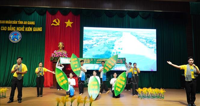 Tiết mục dự thi của Đội Hội Nông dân xã Phú Hòa. Ảnh: Văn Sĩ - TTXVN