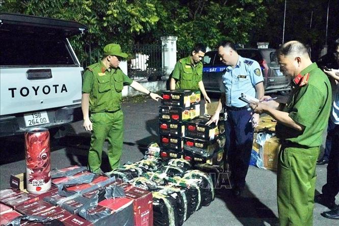 Số thực phẩm không rõ nguồn gốc xuất xứ bị thu giữ. Ảnh: TTXVN phát