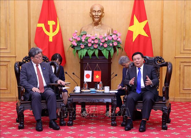 GS.TS Nguyễn Xuân Thắng, Chủ tịch Hội đồng Lý luận Trung ương tiếp ông Hagiuda Koichi, Quyền Tổng Thư ký Đảng Dân chủ Tự do Nhật Bản. Ảnh: Văn Điệp - TTXVN