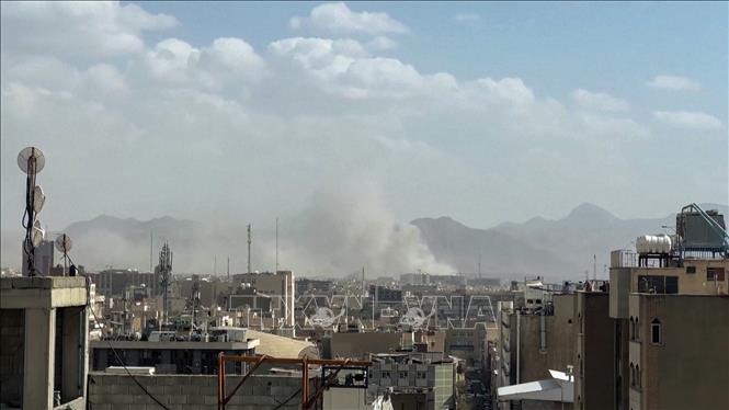Khói bốc lên sau vụ không kích tại thủ đô Tehran của Iran. Ảnh: ANI/TTXVN phát