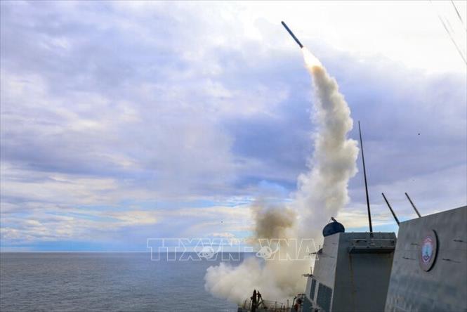 Lực lượng Vệ binh Cách mạng Hồi giáo Iran (IRGC) ngày 21/7 cho biết đã tấn công bằng tên lửa hành trình xuống một trung tâm dữ liệu của Amazon (Mỹ) nhằm đáp trả cuộc tấn công của Washington hôm 19/7 trúng một nhà máy điện hạt nhân đang xây dựng và khu dân cư tại Darkhovin (Iran). Ảnh: IRNA/TTXVN