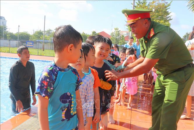 Cán bộ, chiến sĩ Đội chữa cháy và cứu nạn cứu hộ khu vực Mỹ Thới trực tiếp hướng dẫn các kỹ năng phòng, chống đuối nước cho học sinh. Ảnh: Công Mạo - TTXVN