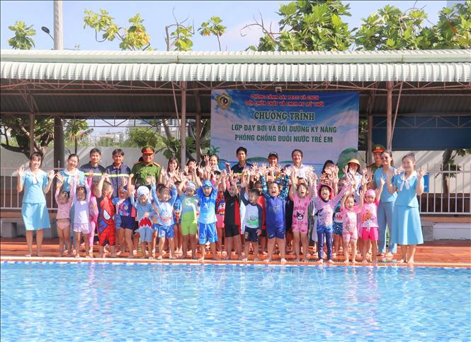 Học sinh hào hứng thi được cán bộ, chiến sĩ Đội chữa cháy và cứu nạn cứu hộ khu vực Mỹ Thới trực tiếp hướng dẫn và dạy bơi miễn phí. Ảnh: Công Mạo - TTXVN