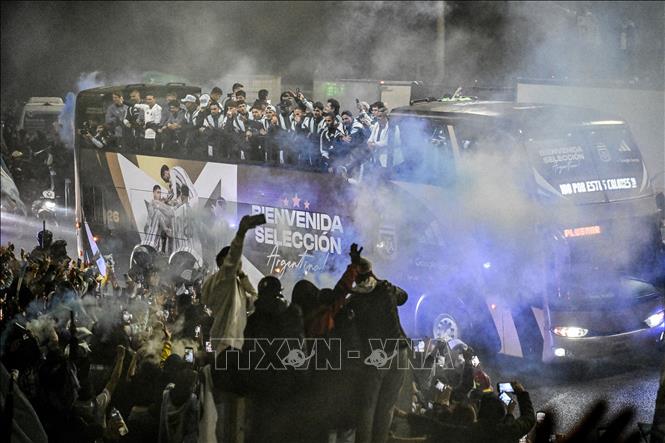 Người hâm mộ Argentina đón đội tuyển quốc gia tham dự World Cup 2026 về tới Buenos Aires, ngày 20/7/2026. Ảnh: THX/TTXVN phát