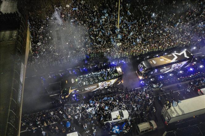 Người hâm mộ Argentina đón đội tuyển quốc gia tham dự World Cup 2026 về tới Buenos Aires, ngày 20/7/2026. Ảnh: THX/TTXVN phát