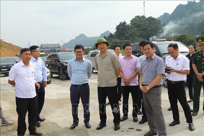 Lãnh đạo UBND tỉnh Lạng Sơn kiểm tra Dự án Mở rộng đường chuyên dụng vận chuyển hàng hoá khu vực mốc 1119-1120 cửa khẩu quốc tế Hữu Nghị. Ảnh: Quang Duy – TTXVN