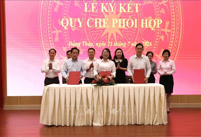 Ngân hàng Nhà nước khu vực 13 ký kết Quy chế phối hợp với Văn phòng Đoàn đại biểu Quốc hội tỉnh Đồng Tháp, Văn phòng Đoàn đại biểu Quốc hội tỉnh Tây Ninh. Ảnh: Hồng Nhung – TTXVN