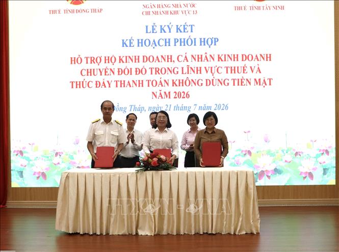 Ngân hàng Nhà nước khu vực 13 ký kết Kế hoạch phối hợp giữa Ngân hàng Nhà nước Khu vực 13 và Thuế tỉnh Đồng Tháp, Thuế tỉnh Tây Ninh. Ảnh: Hồng Nhung – TTXVN