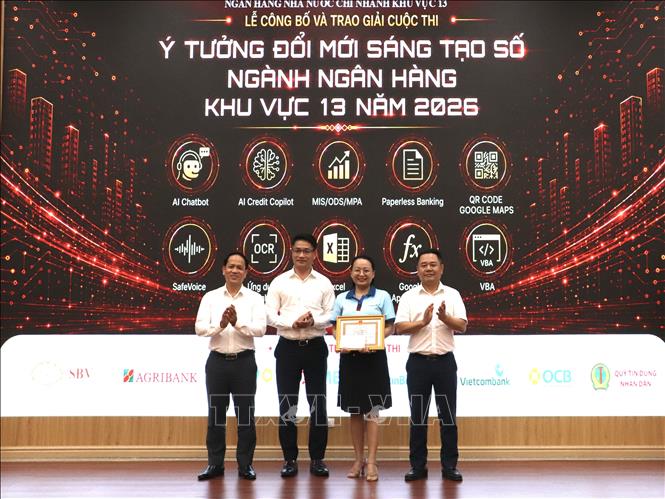Ông Nguyễn Ngọc Cảnh, Phó Thống đốc Ngân hàng Nhà nước, trao giải nhất cuộc thi 