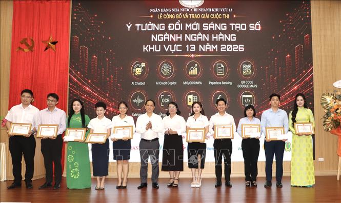 Ông Phạm Minh Tú, Giám đốc Ngân hàng Nhà nước chi nhánh khu vực 13 trao giải Nhì và giải Ba cho các đội thi 