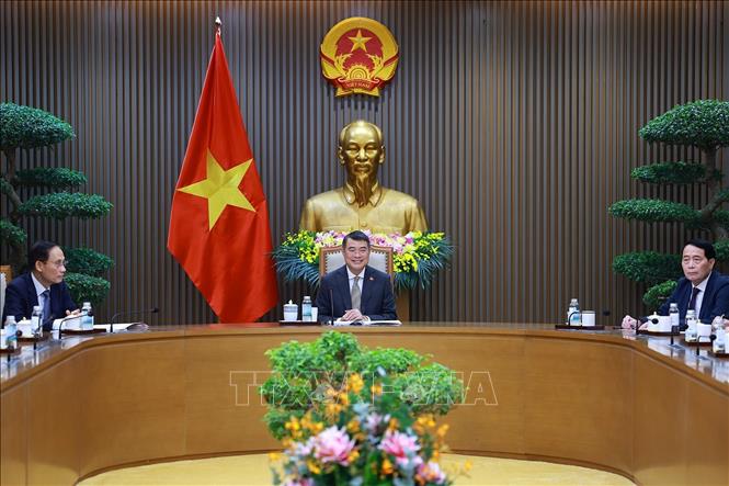 Thủ tướng Lê Minh Hưng điện đàm với Thủ tướng Canada Mark Carney. Ảnh: Dương Giang – TTXVN 