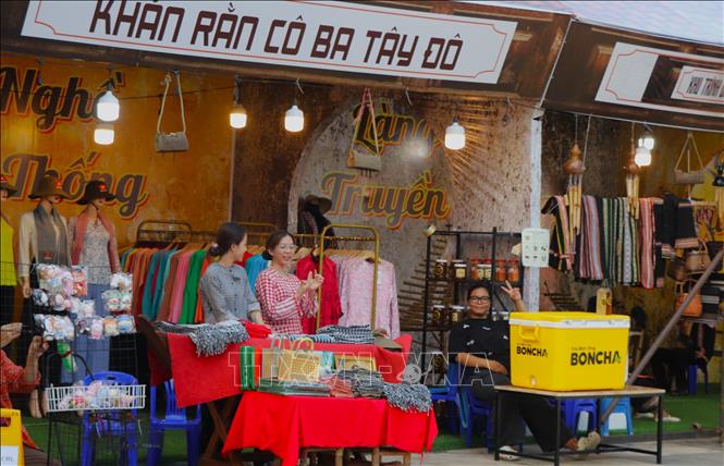 Sản phẩm của làng nghề truyền thống có mặt tại lễ hội. Ảnh: Nguyễn Hằng - TTXVN