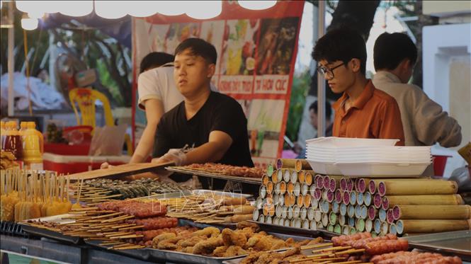 Hàng trăm món ăn đặc sắc từ bánh dân gian Nam Bộ đến đặc sản sông nước miền Tây có mặt tại lễ hội. Ảnh: Nguyễn Hằng - TTXVN