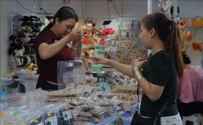 Khách hàng mua sắm đặc sản địa phương tại Lễ hội Ẩm thực “Hương Sắc Tây Đô 2026”. Ảnh: Nguyễn Hằng - TTXVN