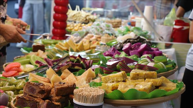 Hàng trăm món ăn đặc sắc từ bánh dân gian Nam Bộ đến đặc sản sông nước miền Tây có mặt tại lễ hội. Ảnh: Nguyễn Hằng - TTXVN