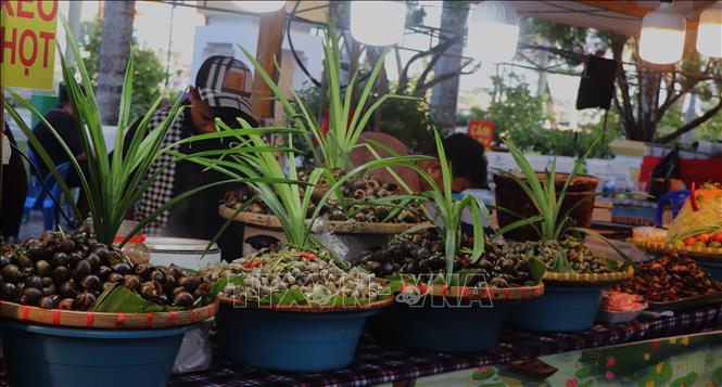 Đặc sản sông nước miền Tây phục vụ thực khách. Ảnh: Nguyễn Hằng - TTXVN