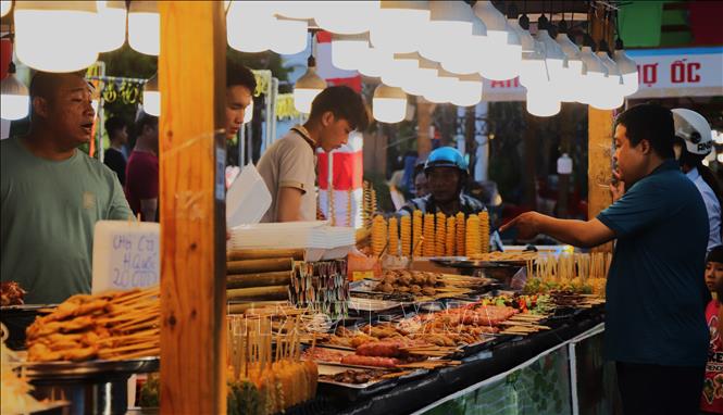Hàng trăm món ăn đặc sắc từ bánh dân gian Nam bộ đến đặc sản sông nước miền Tây có mặt tại lễ hội. Ảnh: Nguyễn Hằng - TTXVN