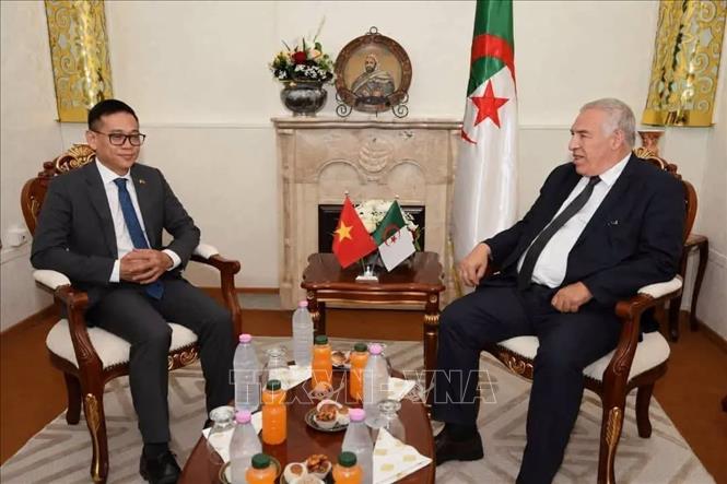 Bộ trưởng Cựu chiến binh và Người có công Algeria Abdelmalek Tachrifet tiếp Đại sứ Việt Nam tại Algeria Trần Quốc Khánh đến chào từ biệt nhân kết thúc nhiệm kỳ công tác. Ảnh: TTXVN phát