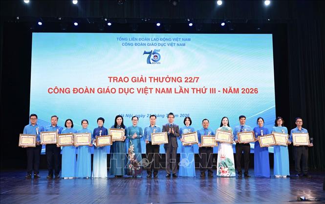 Trao Giải thưởng 22/7 - Công đoàn Giáo dục Việt Nam lần thứ III cho 15 cán bộ xuất sắc tiêu biểu, có sáng kiến, giải pháp đổi mới, đột phá mang lại hiệu quả cao và có sức lan tỏa trong hoạt động công đoàn. Ảnh: Thanh Tùng - TTXVN