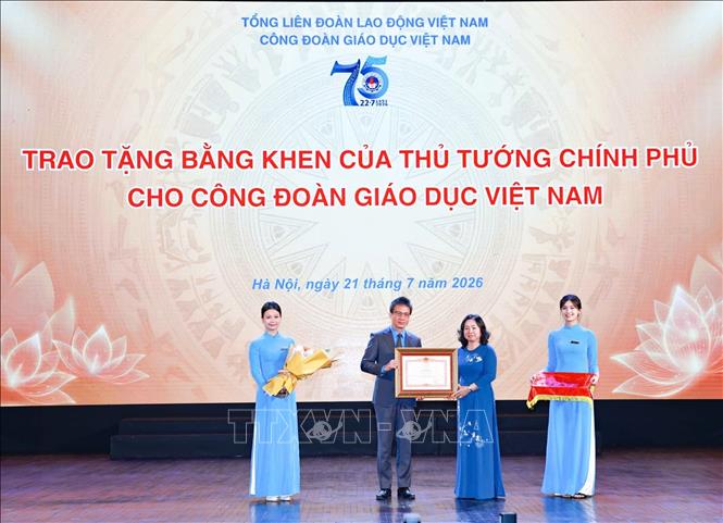 Công đoàn Giáo dục Việt Nam đón nhận Bằng khen của Thủ tướng Chính phủ. Ảnh: Thanh Tùng - TTXVN
