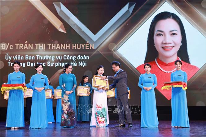 Trao Giải thưởng 22/7 – Công đoàn Giáo dục Việt Nam cho những cán bộ công đoàn có nhiều tâm huyết, sáng tạo trong các hoạt động ở cơ sở, đóng góp lớn vào sự nghiệp đổi mới của đất nước nói chung và công cuộc đổi mới của tổ chức công đoàn nói riêng. Ảnh: Thanh Tùng - TTXVN 