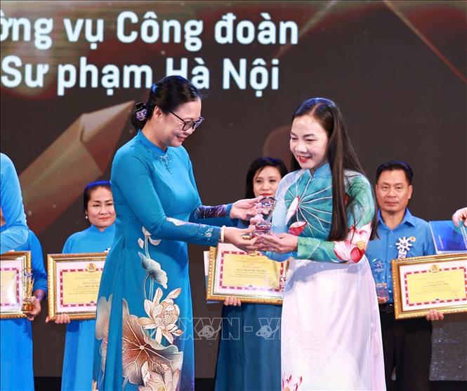Trao Giải thưởng 22/7 – Công đoàn Giáo dục Việt Nam cho những cán bộ công đoàn có nhiều tâm huyết, sáng tạo trong các hoạt động ở cơ sở, đóng góp lớn vào sự nghiệp đổi mới của đất nước nói chung và công cuộc đổi mới của tổ chức công đoàn nói riêng. Ảnh: Thanh Tùng - TTXVN 